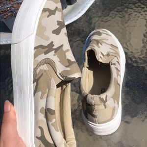 Camo restricted shoes | size 8